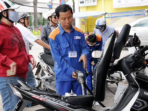 Giá xăng trong thời gian qua không ít lần tăng khiến người tiêu dùng không khỏi bất ngờ. Theo lý giải của Petrolimex, việc xăng tăng giá là để bù lỗ, trong khi người tiêu dùng cho rằng việc tăng giá xăng dầu như vậy là chưa hợp lý.