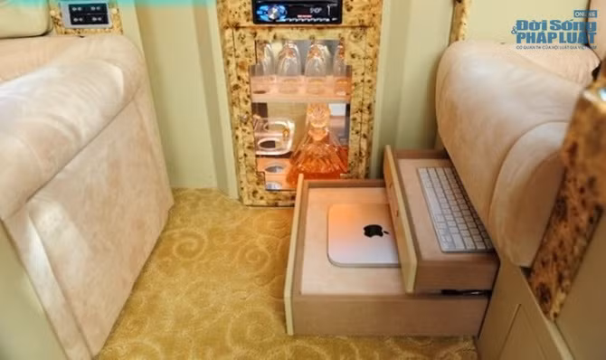 Có cả tủ rượu mini để tiếp khách ngay trên xe và có ngăn kéo dưới ghế có thể để laptop giúp Đàm Vĩnh Hưng có thể làm việc ngay trên xe khi cần.