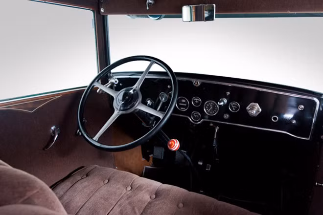 Thiết kế này giúp ông trùm có lợi thế trong những cuộc đấu súng với kẻ thù. Cửa sổ sau cũng có thể được hạ xuống để các tay súng trong xe chĩa mũi súng ra ngoài. Nội thất xe khá đặc biệt với ghế bọc nhung màu nâu tím và cần số màu đỏ vân trắng.