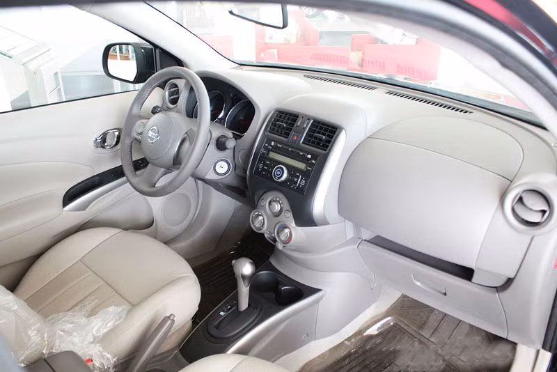 Xe sở hữu chiều dài trục cơ sở 2.550 mm, với kích thước tổng thể 4.425 x 1.695 x 1.500 mm. Nissan Sunny được trang bị động cơ xăng I4 1.5L (99 mã lực/6.000 vòng/phút, 134Nm/ 4000 vòng/phút) với hộp số sàn 5 cấp.