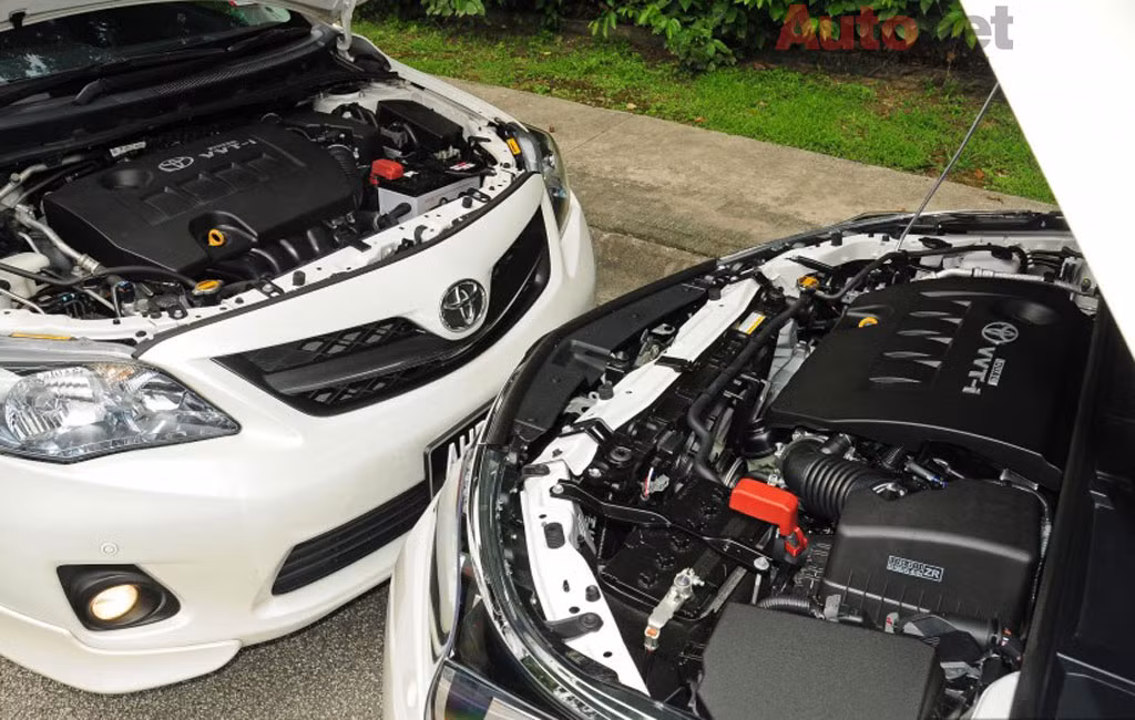 Dưới nắp ca-pô, Altis mới (xe phải) trong khu vực Đông Nam Á được lắp động cơ 1.8L hoặc 2.0L.