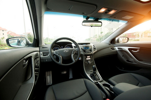 3 phiên bản Hyundai ra mắt ở Việt Nam sử dụng 2 loại động cơ dung tích 1,6 lít công suất cực đại 130 mã lực tại 6.300 vòng/phút, mô-men xoắn cực đại 157 Nm tại 4.850 vòng/phút; động cơ 1,8 lít công suất cực đại 150 mã lực tại 6.500 vòng/phút và mô-men xoắn cực đại 178 Nm tại 4.700 vòng/phút.