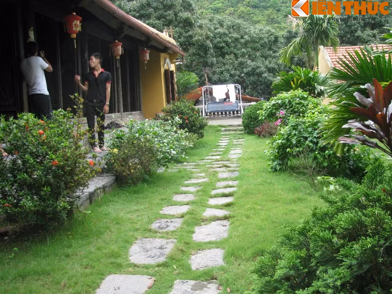 Ngôi nhà của anh Nguyễn Văn Long (ở thị trấn Cát Bà, huyện Cát Hải, TP Hải Phòng) khác biệt so với những ngôi nhà khác trong khu bởi nó được thiết kế và xây dựng theo lối kiến trúc nhà cổ của đồng bằng Bắc Bộ.