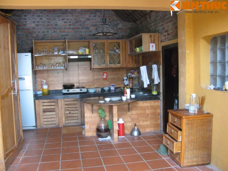 Nét hiện đại của ngôi nhà không chỉ ở những vật trang trí thời thượng như tranh sơn dầu, tượng đồng, tượng đá quý... mà còn bởi khu nhà bếp và khu vệ sinh được thiết kế tiện nghi gắn liền với ngôi nhà. Đây là sự kết hợp giữa kiến trúc truyền thống và hiện đại, tạo sự tiện dụng cho người sinh sống ở đây.