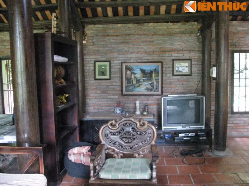 Hai gian bên cạnh gian chính được bố trí rất nhiều giường nệm, là nơi nghỉ ngơi của ông bà, bố mẹ. Hai gian còn lại là nơi sinh hoạt của con cái.