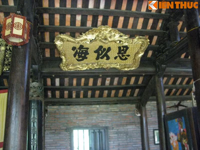 Ngôi nhà vẫn giữ nguyên những nét truyền thống theo kiến trúc nhà cổ Bắc Bộ như: gian giữa được bố trí để thờ tổ tiên với những vật trang trí truyền thống là bộ ba hoành phi, câu đối, sập vụ.