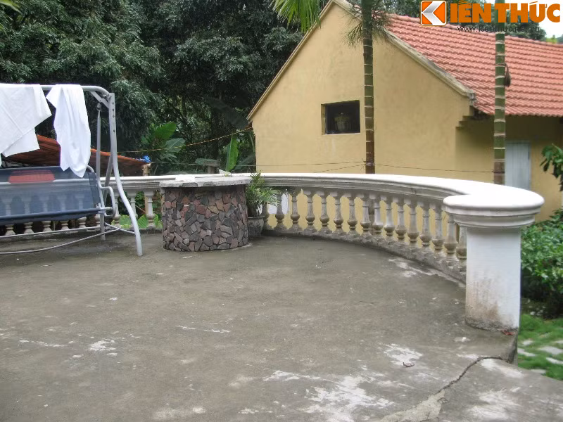 Hiện tại, anh Long sử dụng ngôi nhà làm homestay (loại dịch vụ phục vụ khách nghỉ tại nhà dân) thu hút rất nhiều du khách nước ngoài. Không chỉ phục vụ các món ăn bản địa với nhiều loại thủy hải sản, homestay của anh Long còn đáp ứng đa dạng các nhu cầu ăn uống của du khách.