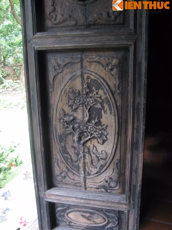 Nét thu hút của ngôi nhà không chỉ ở không gian rộng rãi mà còn ở hệ thống kèo cột vững chắc cùng những hoa văn được chạm trổ tinh xảo trên các cánh cửa trong ngôi nhà. Nhiều chi tiết còn được khắc hình ảnh rồng.