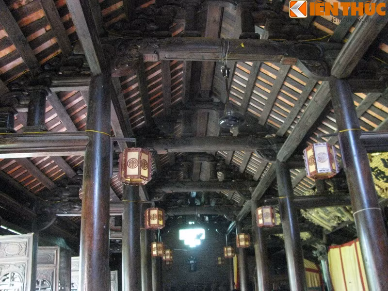 Tuy được xây dựng cách đây 13 năm nhưng những chi tiết trong ngôi nhà dường như vẫn còn rất mới nhờ sự bền bỉ của loại gỗ quý là lim.