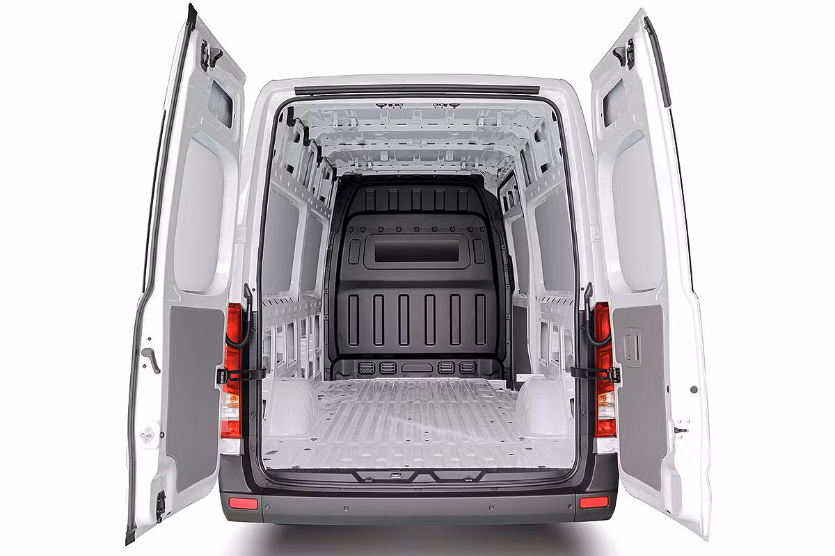 Hyundai H350 sở hữu khoang chứa hàng có kích thước tương ứng dài x rộng x cao là 3,78 x 1,795 x 1,955 m. Khoang chứa có 14 điểm móc và một tấm ngăn bằng thép để ngăn giữa khoang hàng và cabin xe.