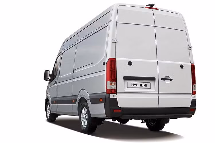 Xe được trang bị 2 loại động cơ dầu Diezel 4 xi-lanh CRDI 2.5L, công suất 150 mã lực và mô-men xoắn 373 Nm và động cơ công suất 170 mã lực, mô-men xoắn 422 Nm. Hộp số sàn 6 cấp.