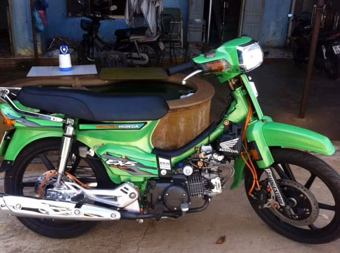 Chiếc Honda Dream với bộ cánh màu xanh lá cực độc cùng loạt đồ chơi khủng như két giải nhiệt nhớt Piaggio, mâm và đĩa CBR, đồng hồ Koso Mio...