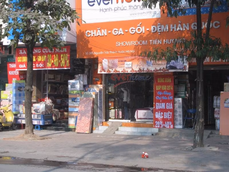 Trên đường Nguyễn Trãi, các cửa hàng chăn ga gối đệm cũng đua nhau bung hàng giảm giá...