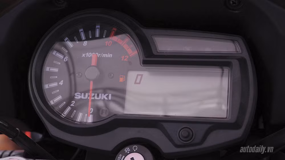 Sức mạnh mà Suzuki cung cấp cho mẫu Thunder 150 mới này sẽ là khối động cơ 4 thì, xi-lanh đơn, làm mát bằng không khí, dung tích 149 cc, có khả năng sản sinh công suất tối đa 11,8 mã lực tại 8000 vòng/phút và mômen xoắn cực đại 9,3Nm tại 6000 vòng/phút. Xe được với giá bán 47,99 triệu đồng.