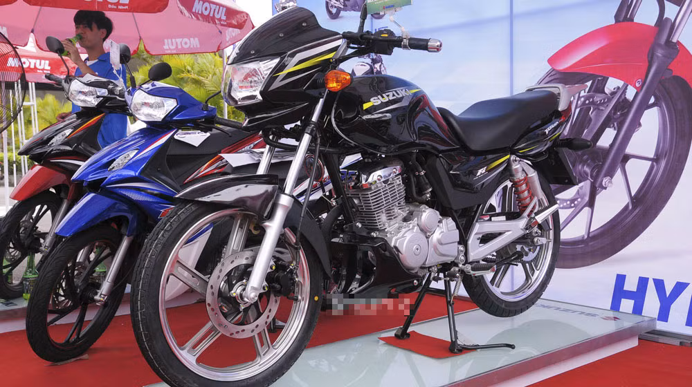 Mới đây nhất, Suzuki Việt Nam tiếp tục đưa thêm một mẫu xe côn tay mới vào thị trường Việt mang tên Thunder 150 FI. Thiết kế của naked bike mới này khá giống với thiết kế của người anh em Suzuki EN 150A, điểm khác biệt dễ nhận thấy nhất chính là bộ tem trẻ trung đi kèm màu sắc lôi cuốn hơn. Xe có thông số kích thước lần lượt 2.055x730x1.090mm (DxRxC).