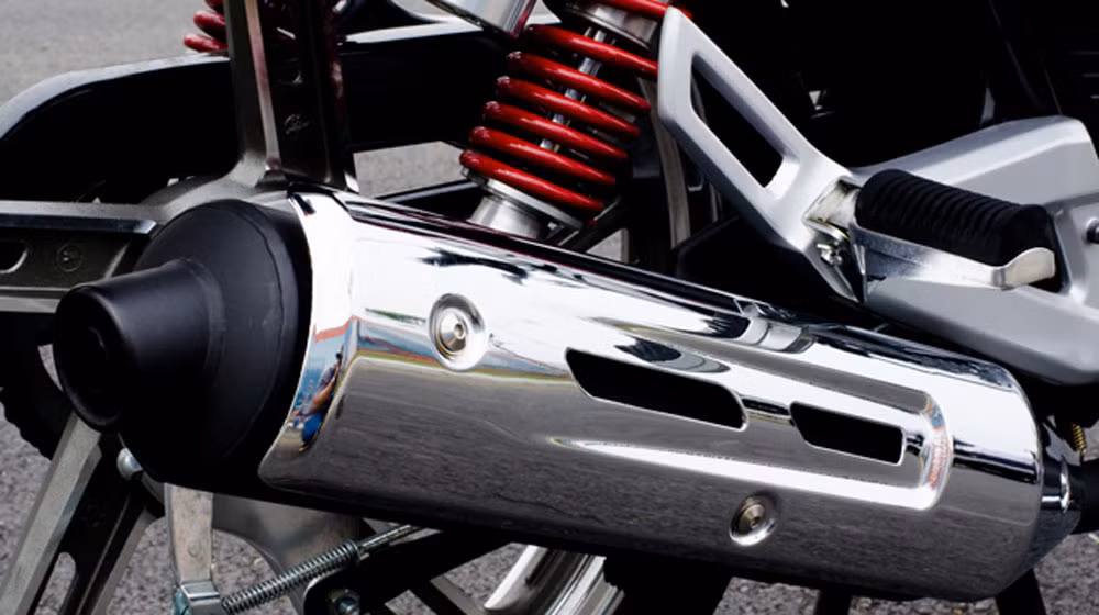 Mặc dù là dòng naked bike, nhưng Suzuki EN150A được thiết kế phù hợp với những chuyến đi đường dài. Cụ thể, Suzuki EN150A sử dụng giảm xóc đôi phía sau chứ không dùng dạng monoshock. Xe được trang bị động cơ 4 thì, xi-lanh đơn,dung tích xi-lanh 149cc và làm mát bằng không khí chứ không được trang bị két nước. Suzuki EN150A có 2 màu xanh, đen, được bán với giá 45 triệu đồng (bao gồm thuế VAT).