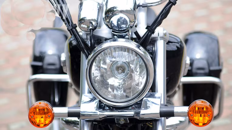 Xe có giảm xóc trước và sau là loại lò xo trụ, giảm chấn bằng thủy lực, lốp không săm, dung tích bình xăng 11,5 lít, vành đúc, bánh trước kích thước 90/90R18, bánh sau 120/80R16. Những đặc điểm này khiến chiếc xe trở nên rất phù hợp cho những chuyến đi xa. Hiện, Suzuki GZ150-A có giá bán lẻ đề xuất là 45,5 triệu đồng.