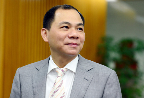 Đứng đầu top 10 tỷ phú giàu nhất sàn chứng khoán Việt là ông Phạm Nhật Vượng - Chủ tịch Tập đoàn Vingroup. Ông Vượng (SN 1968) quê gốc ở xã Phù Lưu, huyện Lộc Hà, tỉnh Hà Tĩnh nhưng sinh ra và lớn lên ở Hà Nội. Gây dựng sự nghiệp sau khi tốt nghiệp, với những thành công trong kinh doanh, ông Vượng hiện là tỷ phú đô la đầu tiên Việt Nam.