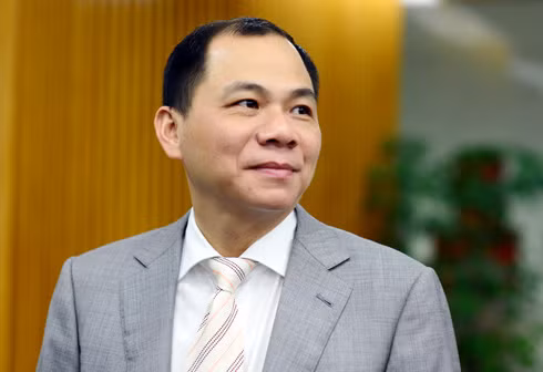 Đứng đầu top 10 tỷ phú giàu nhất sàn chứng khoán Việt là ông Phạm Nhật Vượng - Chủ tịch Tập đoàn Vingroup. Ông Vượng (SN 1968) quê gốc ở xã Phù Lưu, huyện Lộc Hà, tỉnh Hà Tĩnh nhưng sinh ra và lớn lên ở Hà Nội. Gây dựng sự nghiệp sau khi tốt nghiệp, với những thành công trong kinh doanh, ông Vượng hiện là tỷ phú đô la đầu tiên Việt Nam.