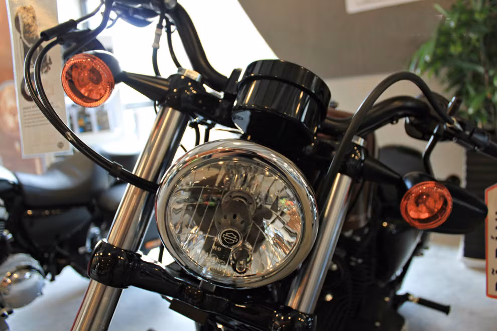 Khách hàng có thể chọn màu sơn theo ý thích với việc phủ lớp sơn kim tuyến, gợi nhớ phong cách mang tính biểu tượng của những chiếc mô tô của thập niên 1970.