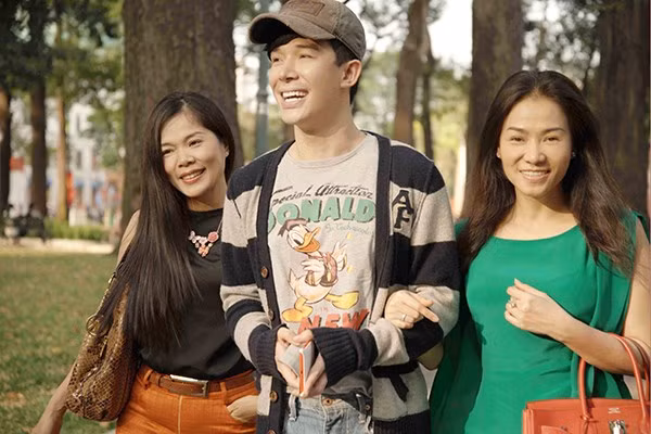 Thu Minh, Mỹ Lệ và Nathan Lee là những người bạn rất thân từ hơn 10 năm. Bộ ba chị em cùng gắn bó bên cạnh nhau cả trên sân khấu lẫn ngoài đời thường.