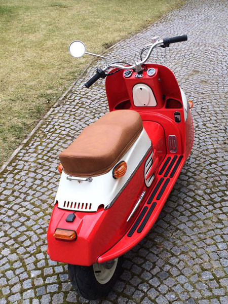 Những phụ kiện đặc biệt như màu sơn đen máy bay, hốc gió bên mạ crôm, logo và chắn bùn trước ánh kim có giá 600 Euro, tương đương 775 USD. Cuối cùng là bộ phụ kiện trị giá 300 Euro, xấp xỉ 385 USD, bao gồm đèn pha và đèn sương mù theo phong cách cổ điển cũng như bóng đèn LED.