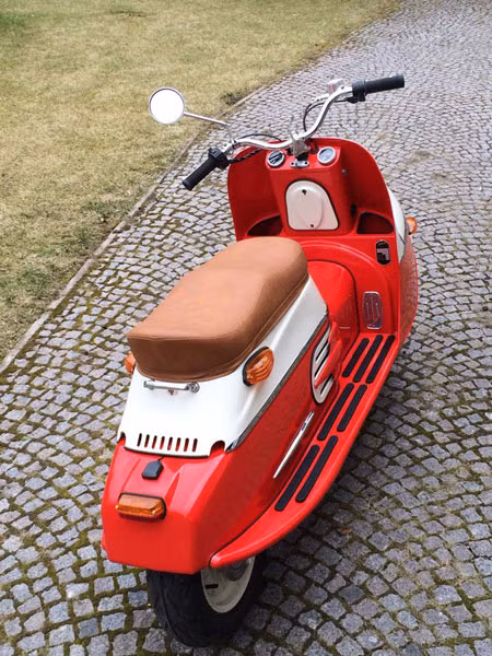 Những phụ kiện đặc biệt như màu sơn đen máy bay, hốc gió bên mạ crôm, logo và chắn bùn trước ánh kim có giá 600 Euro, tương đương 775 USD. Cuối cùng là bộ phụ kiện trị giá 300 Euro, xấp xỉ 385 USD, bao gồm đèn pha và đèn sương mù theo phong cách cổ điển cũng như bóng đèn LED.