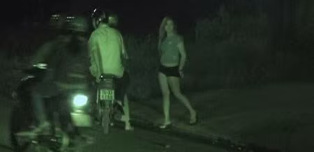 Khách mua dâm trao đổi với gái bán dâm ngay trên vệ đường đoạn đường từ trạm thu phí Đồng Khởi (TP.Biên Hòa) nối đường DT 768 (xã Thạnh Phú, huyện Vĩnh Cửu).