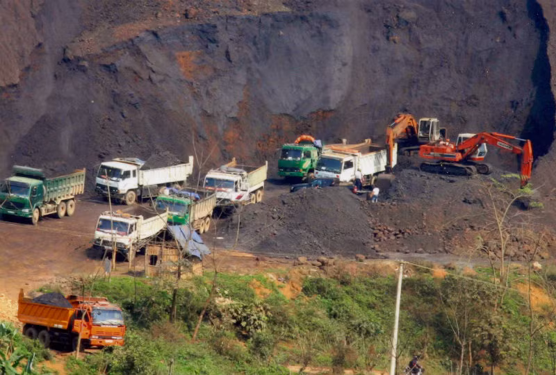 Hiện tại, nguồn nguyên liệu quặng sắt phục vụ cho sản xuất gang được khai thác tại mỏ sắt Qúy Sa, huyện Văn Bàn, tỉnh Lào Cai, cách nhà máy khoảng 60 km. Mỏ này có trữ lượng khoảng 120 triệu tấn.