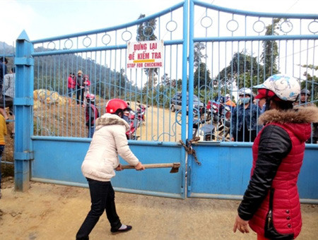 Trước đó, vào cuối tháng 12/2013, nhà máy vàng Phước Sơn cũng bị nhà thầu và tiểu thương cùng người dân phong tỏa vì nợ nần hàng chục tỷ đồng.