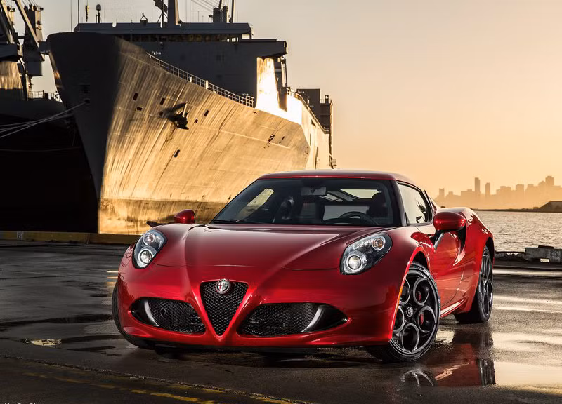 Alfa Romeo 4C: Được thiết kế với hai chỗ ngồi, hệ khung gầm bằng carbon và động cơ được đặt chính giữa, Alfa Romeo 4C được coi là sự trở lại của thương hiệu Fiat với thị trường Mỹ.