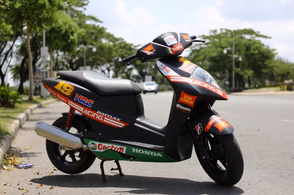 Chiếc xe nổi bật giữa phố.