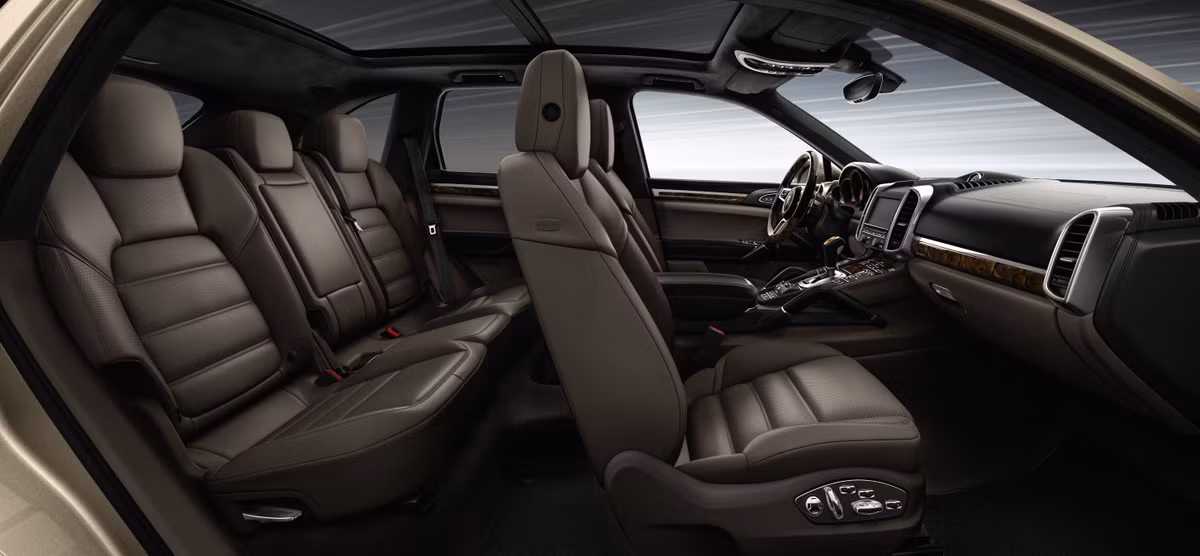 Cayenne S được trang bị hệ thống dẫn động 4 bánh chủ động với ly hợp đa đĩa điều khiển điện tử, thắng vi sai tự động (ABD) và hệ thống chống trượt (ASR). Hộp số Tiptronic S 8 cấp với chức năng khởi động/dừng tự động và cần sang số trên vô lăng. Mức tiêu hao nhiên liệu trên đường kết hợp theo công bố vào khoảng 9,8 lít/100 km.