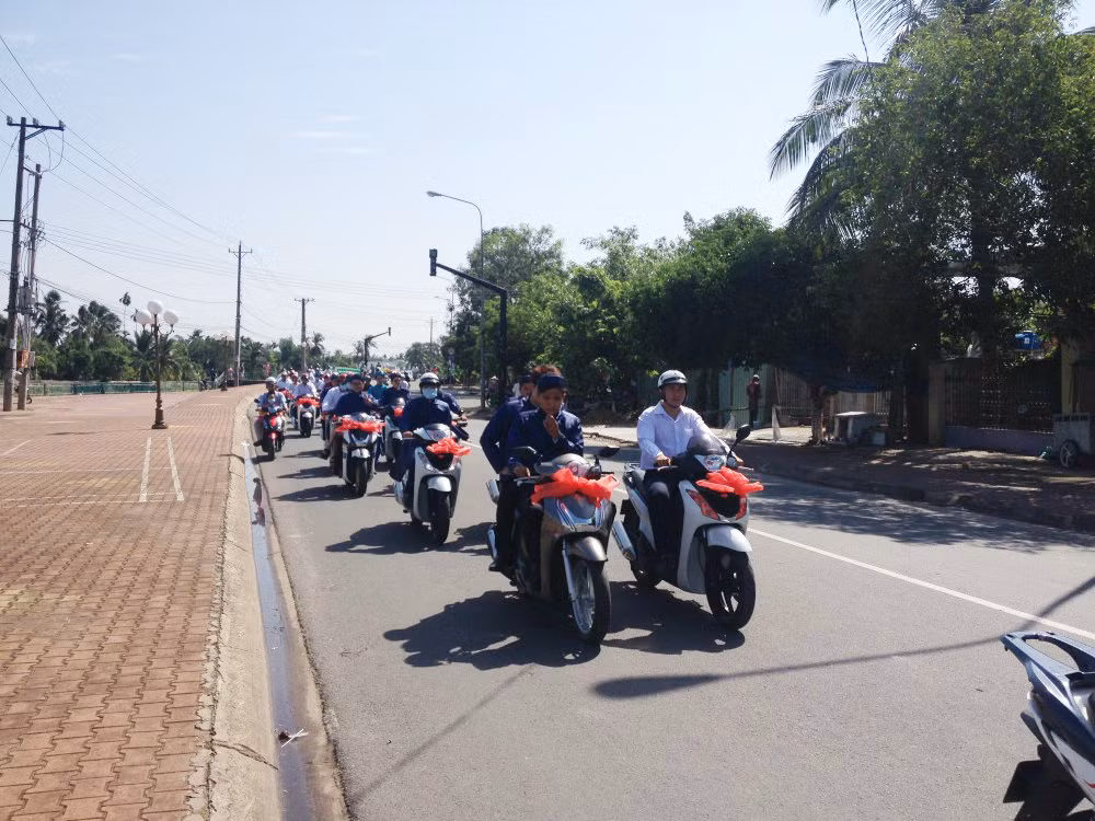 Lễ rước dâu gây sự chú ý của nhiều người đi đường bởi họ được chứng kiến dàn xe SH đẳng cấp, nổi bật nối đuôi nhau dong duổi trên các con phố.