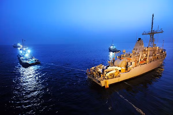 Họ cũng có thể phát hiện dầu qua mùi vị của hydrocarbon (thành phần chính của dầu thô) bằng cách sử dụng các mũi điện tử cực kỳ nhạy cảm. Hoặc tạo ra những sóng chấn cho đi xuyên qua các lớp đá nằm sâu dưới lòng đất, ghi nhận và dịch mã những thông tin của sóng phản hồi để tìm ra nguồn dầu mỏ.