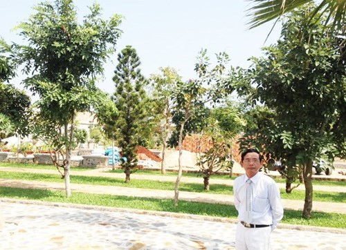 Trên khu đất trị giá 100 tỷ đồng, ông Lê Ân đang tạo một vườn cây ăn quả sạch để thỏa lòng vợ trẻ.