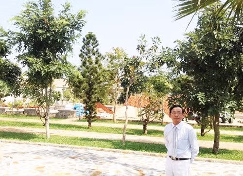 Trên khu đất trị giá 100 tỷ đồng, ông Lê Ân đang tạo một vườn cây ăn quả sạch để thỏa lòng vợ trẻ.