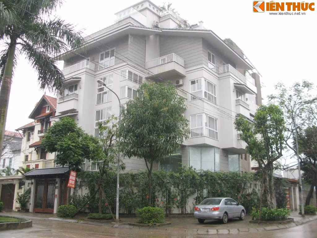 Khu biệt thự Vườn Đào (phường Phú Thượng, quận Tây Hồ) là nơi hội tụ của rất nhiều đại gia với hàng trăm biệt thự triệu đô, đẳng cấp. Trong ảnh là biệt thự 3 mặt tiền bề thế.