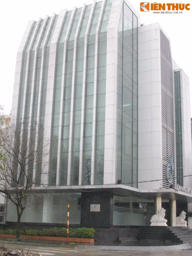 Nhìn bề ngoài, nhiều người không nghĩ đây là một biệt thự bởi phong cách thiết kế như khối hình hộp kín mít. Nhưng thật chất, biệt thự đã được cải tạo trở thành trụ sở làm việc cho một công ty.