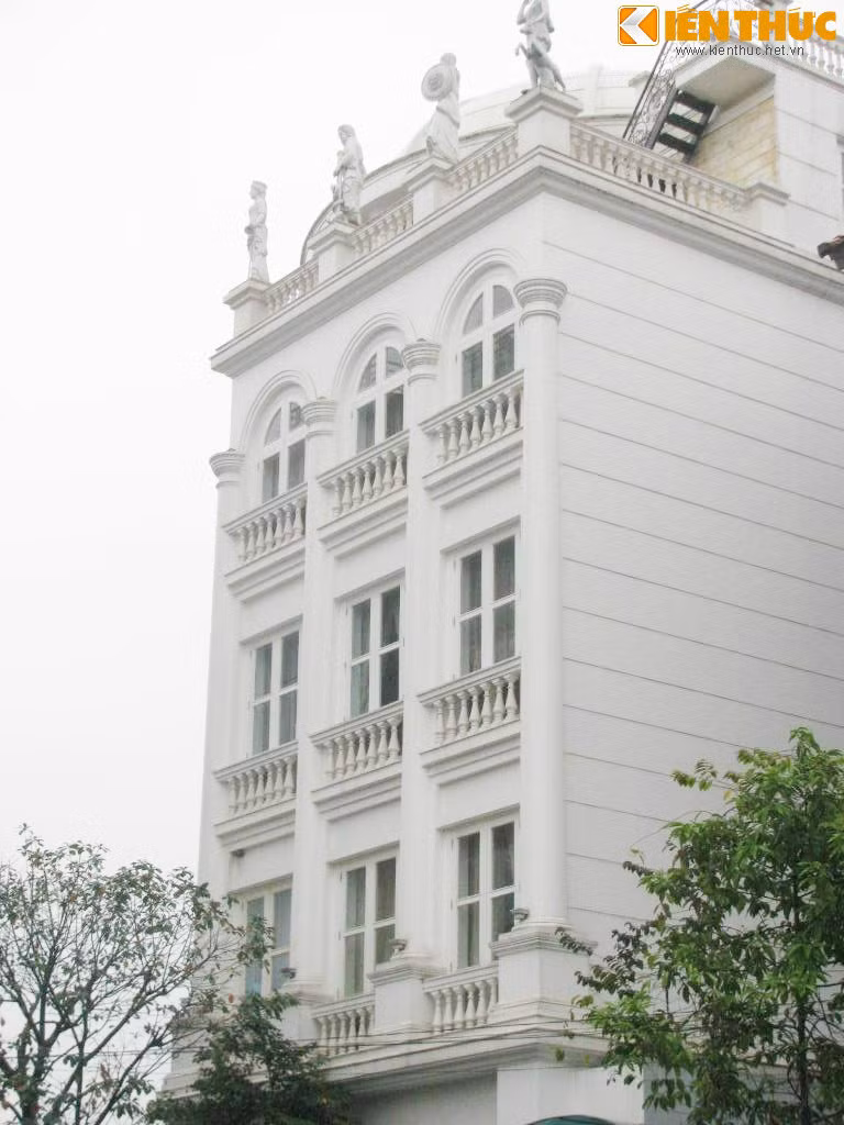 Biệt thự mang đậm phong cách châu Âu với gam màu trắng chủ đạo, nằm ở góc cuối khu biệt thự Vườn Đào.