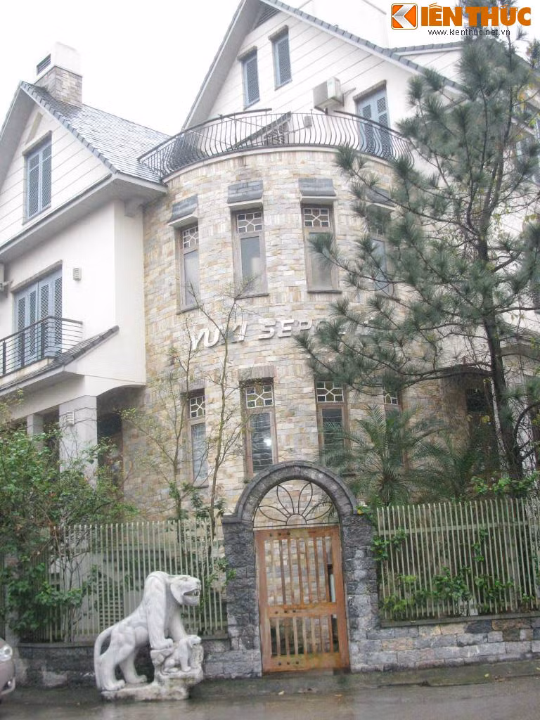 Biệt thự lát đá cực độc được thiết kế theo kiểu nửa lâu đài nửa biệt thự với điểm nhấn là sư tử gác cổng.