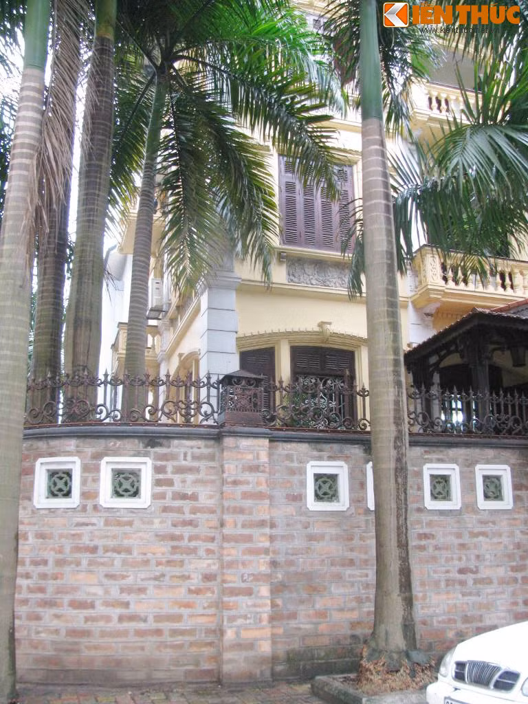 Biệt thự rất hiện đại nhưng tường rào lại có vẻ cổ kính, giản dị với phong cách xây gạch không trát.