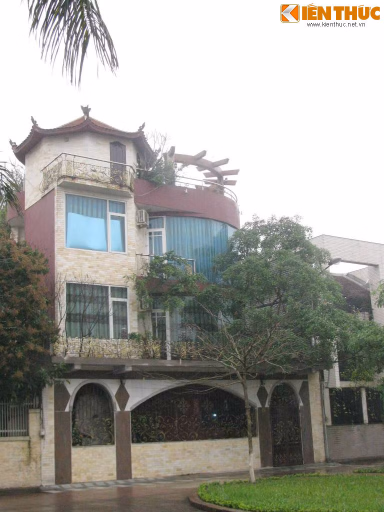 Điểm thu hút nhất của biệt thự này có lẽ là phần mái của biệt thự và khoảng trời riêng trên tầng thượng.