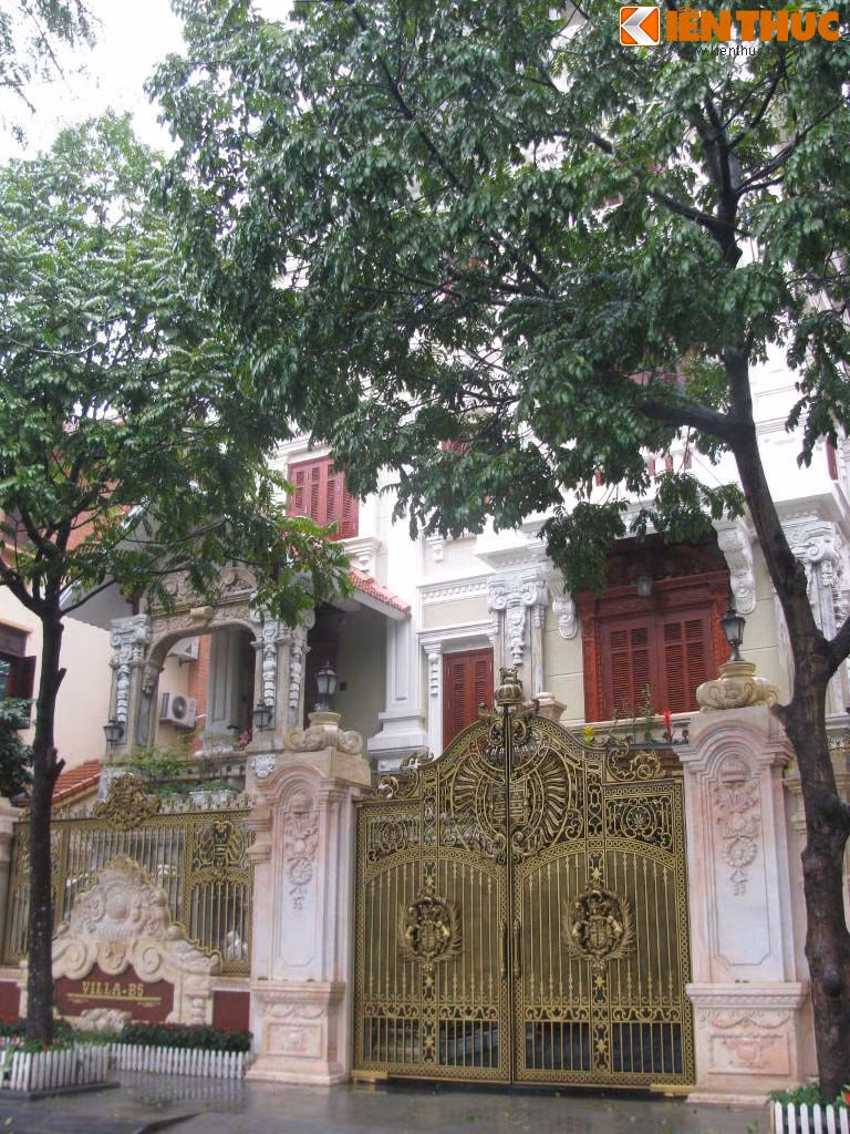 Biệt thự có giá trị khoảng 40 tỷ đồng như một tòa lâu đài tráng lệ với chiếc cổng ước tính khoảng 150 triệu đồng.