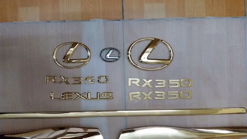 Cận cảnh những chi tiết logo phía trước và sau xe Lexus RX 350.