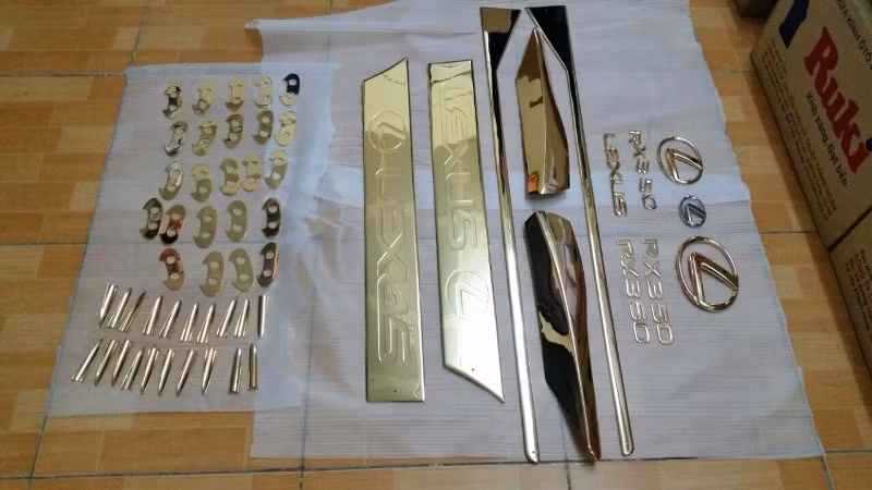 Sau 20 ngày, bắt đầu từ lúc lên ý tưởng, đo đạc các chi tiết và chế thêm, rồi mạ vàng, chiếc Lexus RX 350 long lanh đã về tới tay của đại gia TP Vinh. Không tiết lộ chi phí mạ vàng cho chiếc xe này, nhưng theo giới sành xe, chủ nhân của nó cũng phải bỏ ra khoảng trăm triệu.