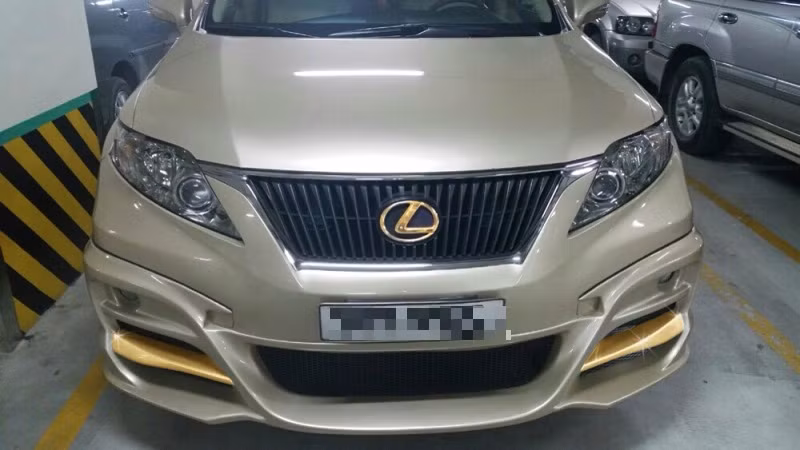 Lexus RX 350 được một công ty chuyên chế tác điện thoại và độ vàng cho siêu xe ở Việt Nam thiết kế và thực hiện. Logo trước và sau xe đều được mạ vàng 24K. Các kỹ sư còn chế thêm một lớp kim loại để ốp vào phần mũi đầu xe.