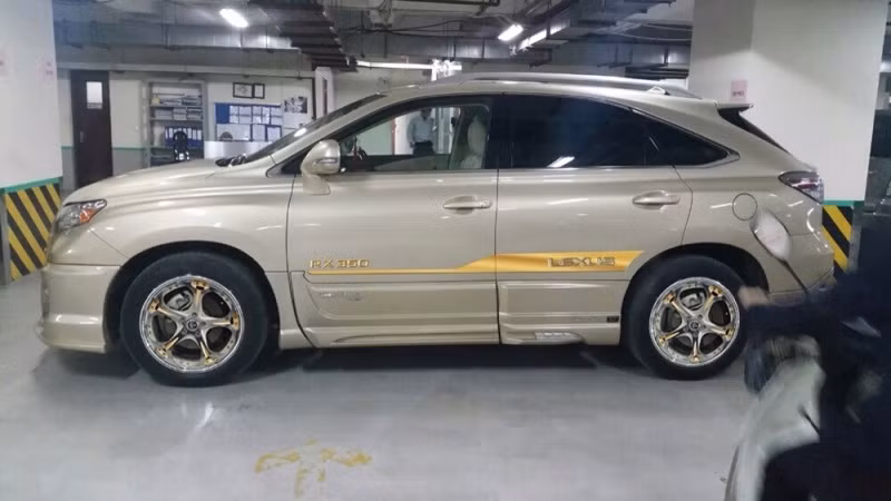 Tên xe được phủ vàng, chạy dọc thân xe.