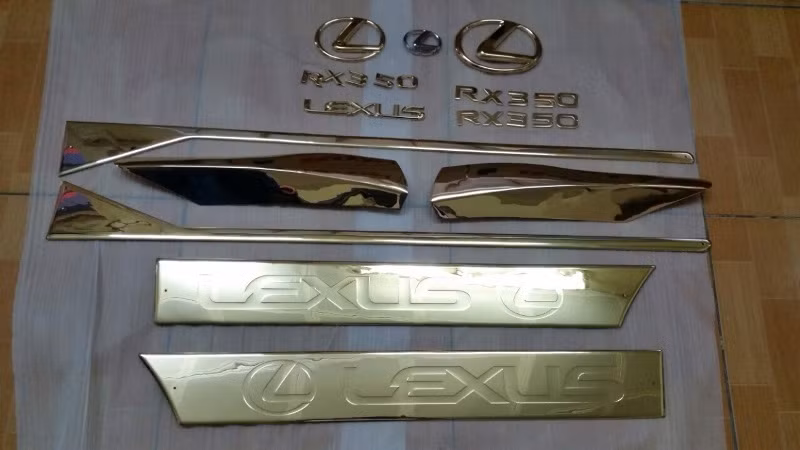 Nhiều chi tiết mạ vàng khác của thân xe cũng được chế tạo thêm. Sau khi phủ vàng 24K, công đoạn tiếp theo là sấy khô, tiếp đến là phủ Nano cứng để bảo vệ bề mặt và lớp vàng tránh các tác động bên ngoài như cát, sỏi đá bắn vào, xây xước khi xe lưu thông trên đường.