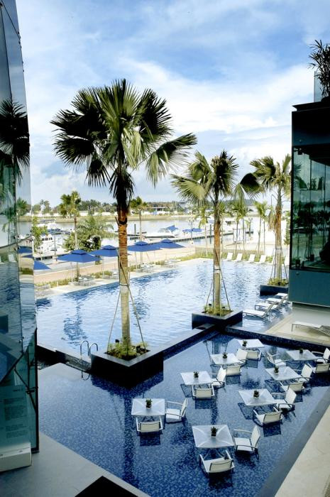 Nơi đây có hồ bơi ngoài trời, trung tâm thể dục thể thao...